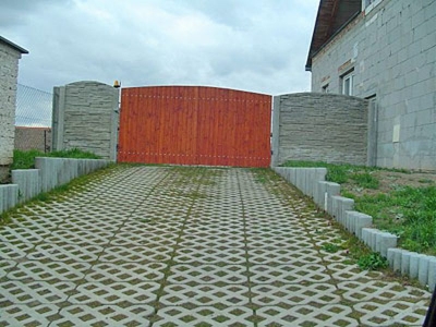 vrata a betonový plot